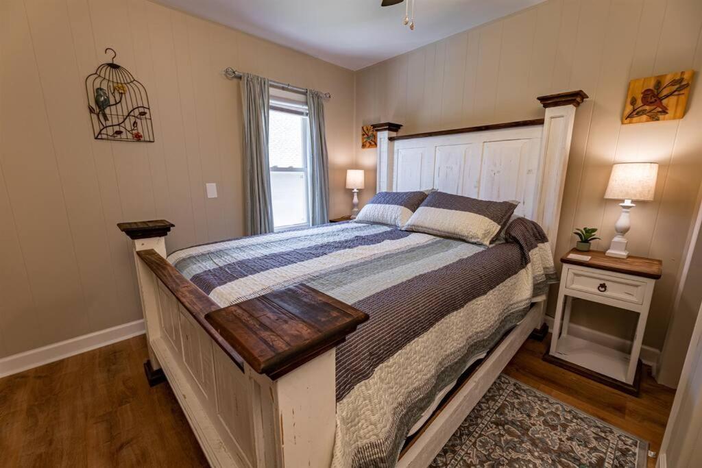 The Cardinal Nest A Cozy Cottage On Main St Saint Charles Exterior photo